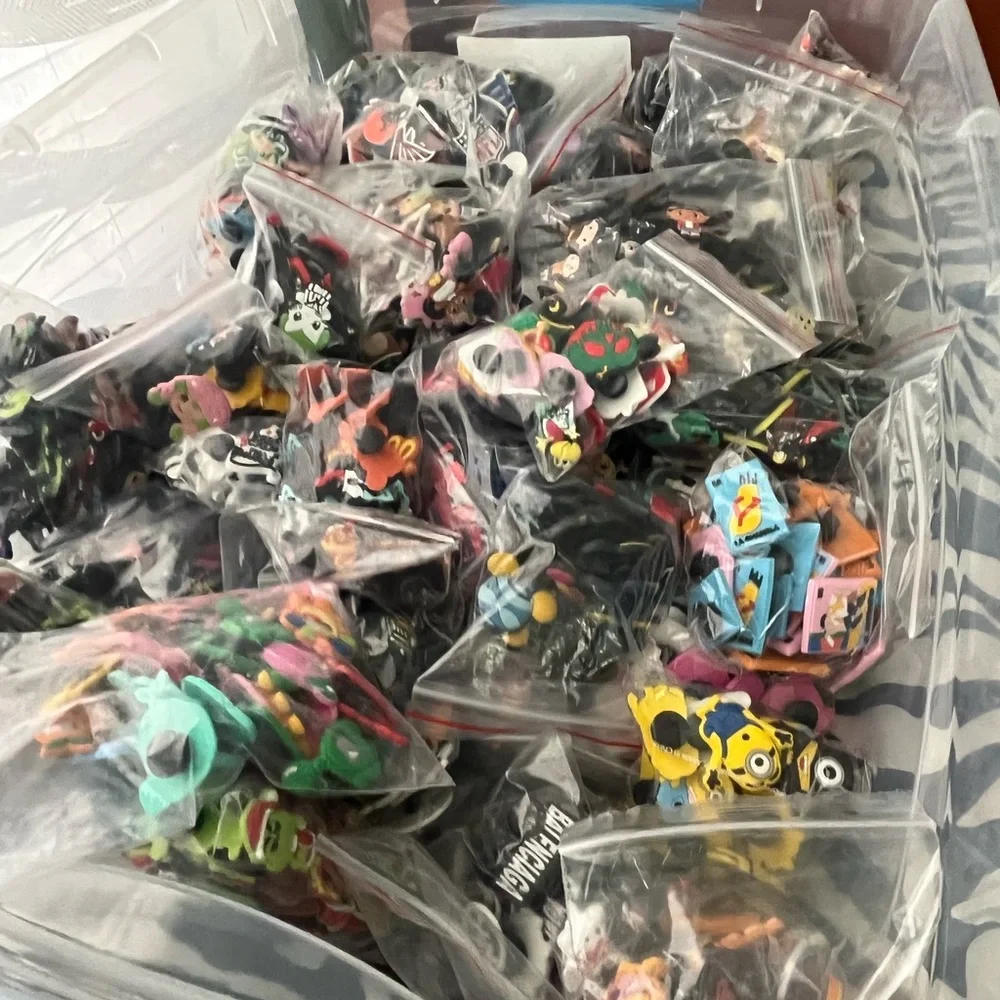 25 PIECE RANDOM CROC CHARMS - Picture 12 of 13